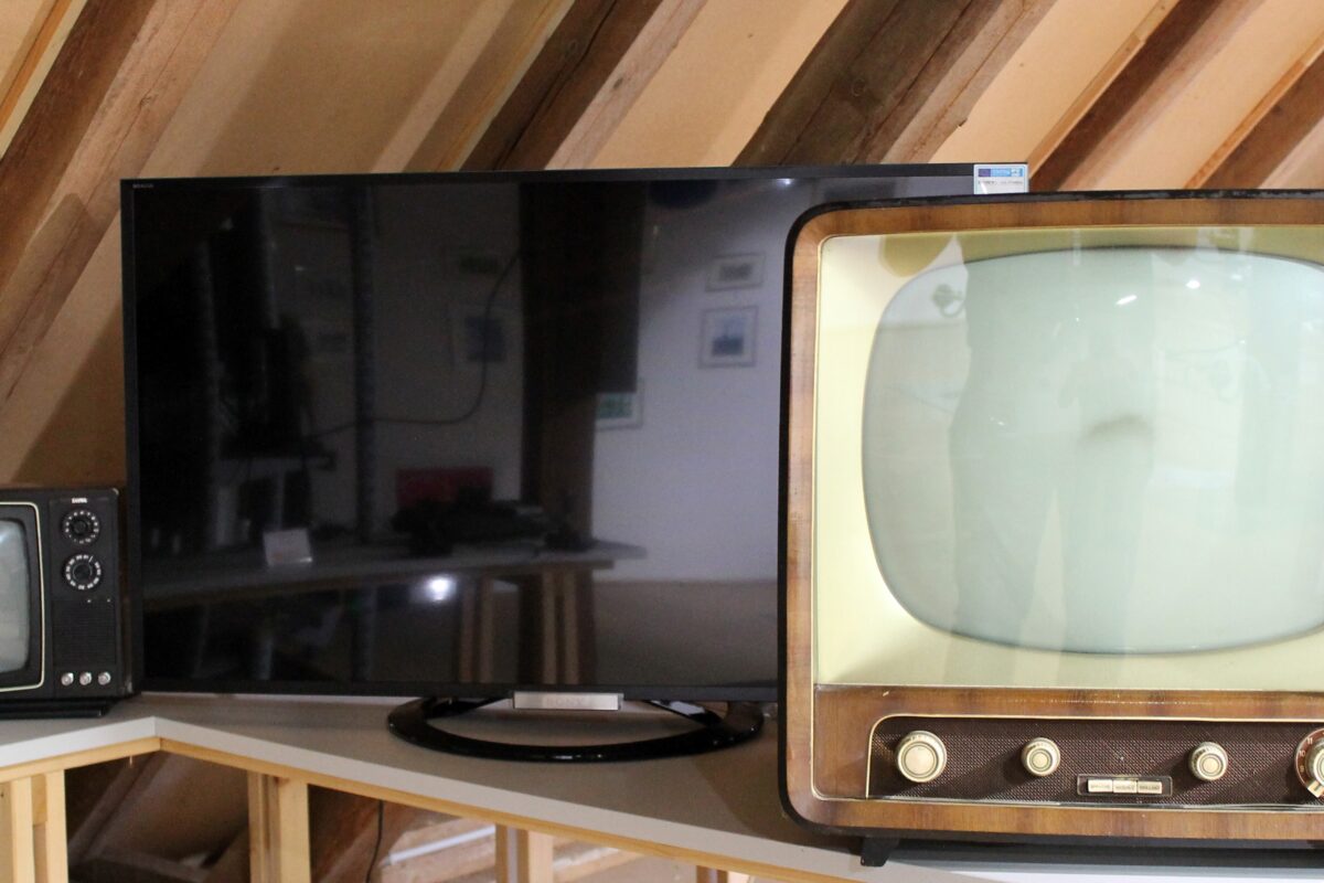 Перестань включать телевизор. Телевизор. Телевизор в деревне. Включение старого телевизора.